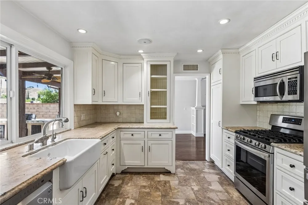 42 Kanan Road Oak Park, CA 91377