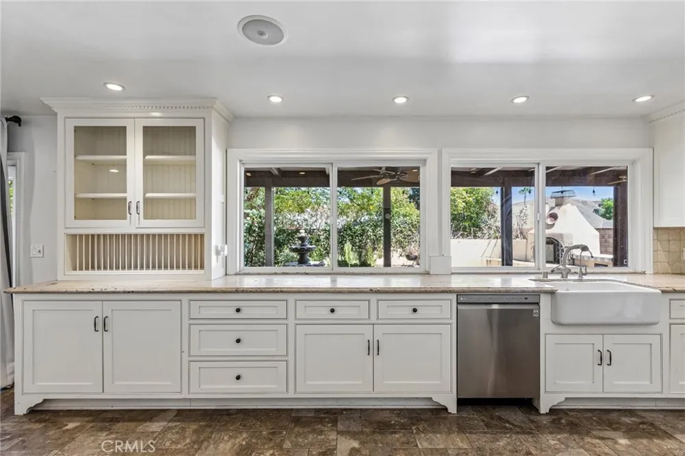 42 Kanan Road Oak Park, CA 91377