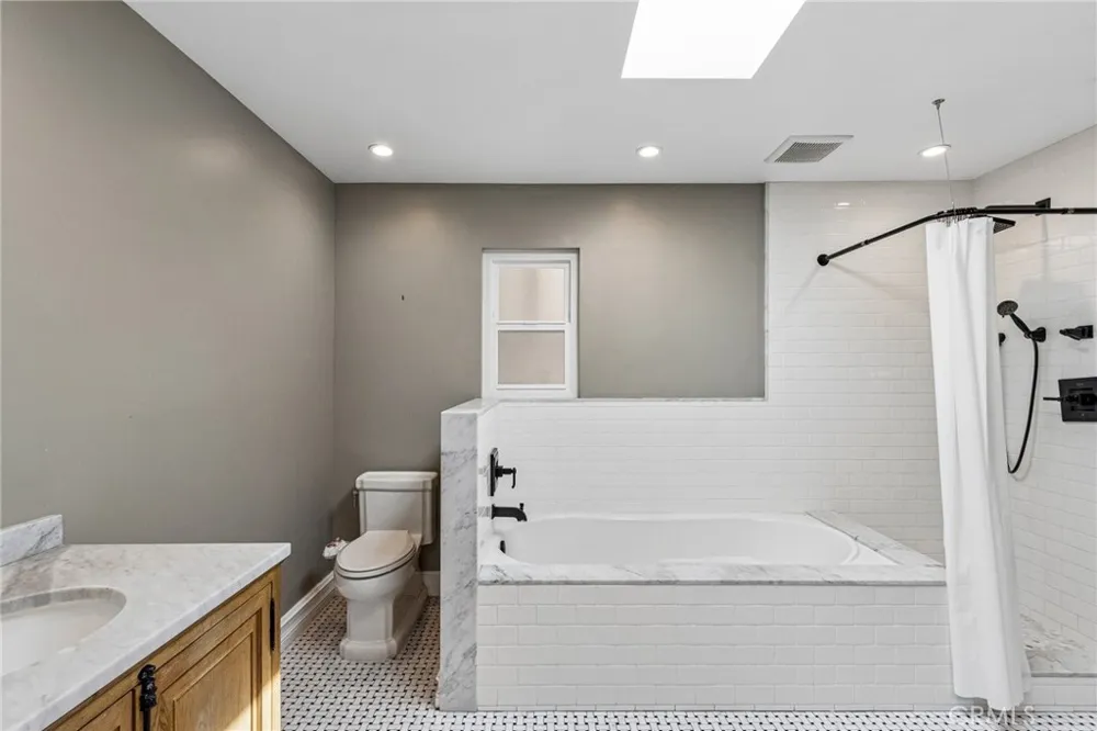 42 Kanan Road Oak Park, CA 91377