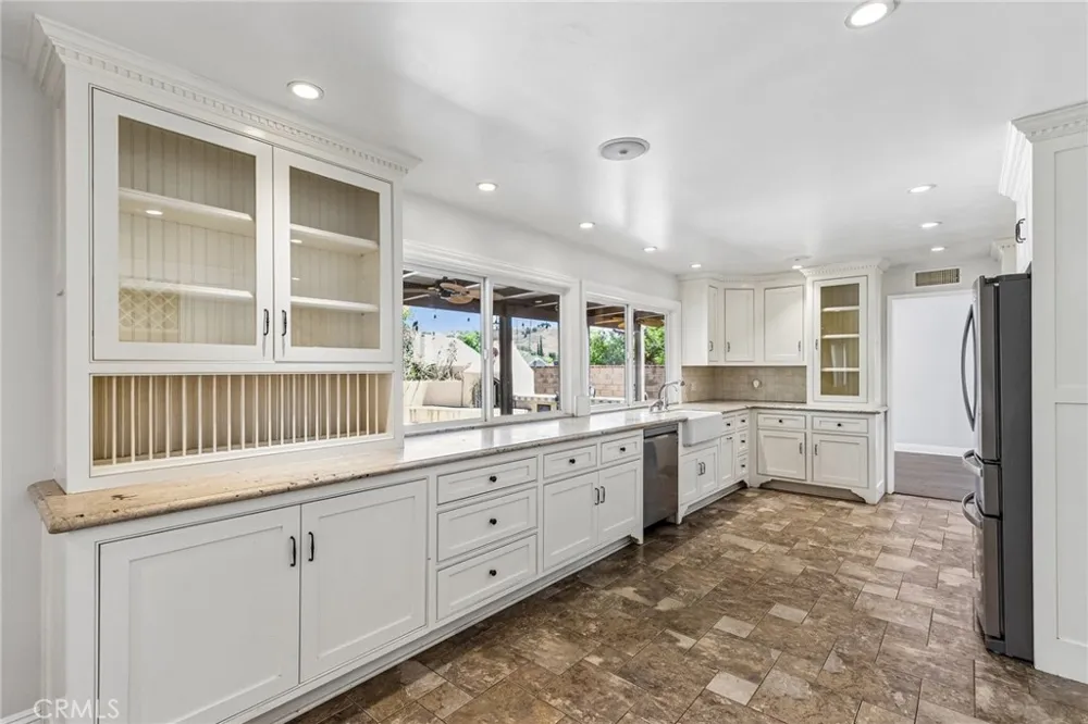 42 Kanan Road Oak Park, CA 91377
