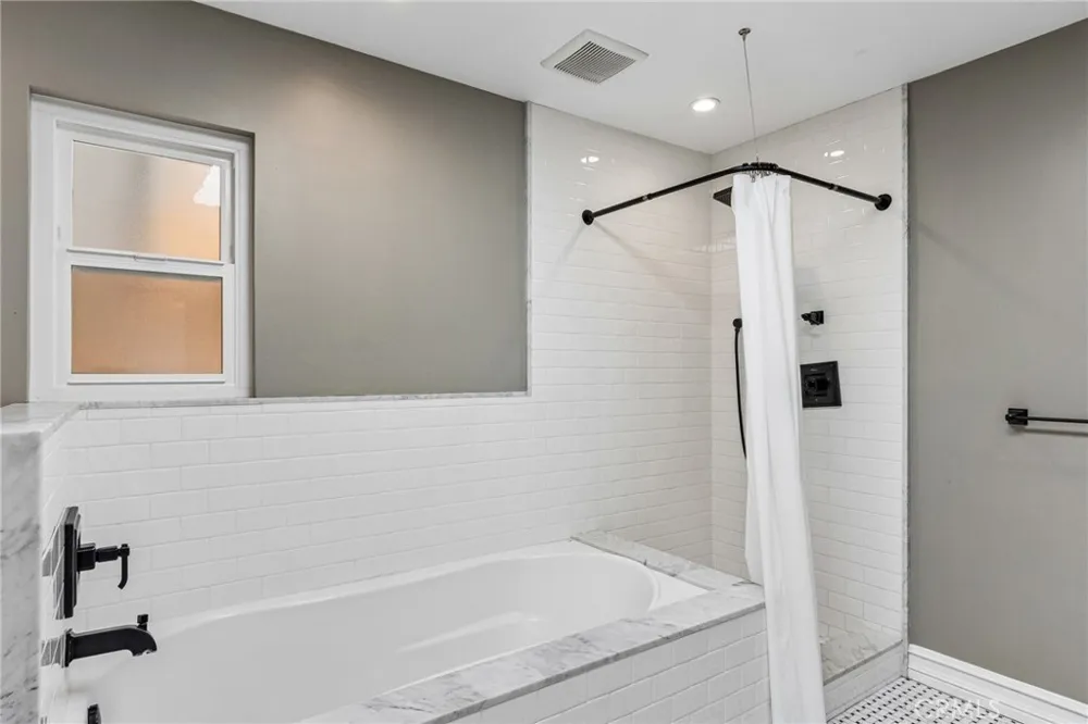 42 Kanan Road Oak Park, CA 91377