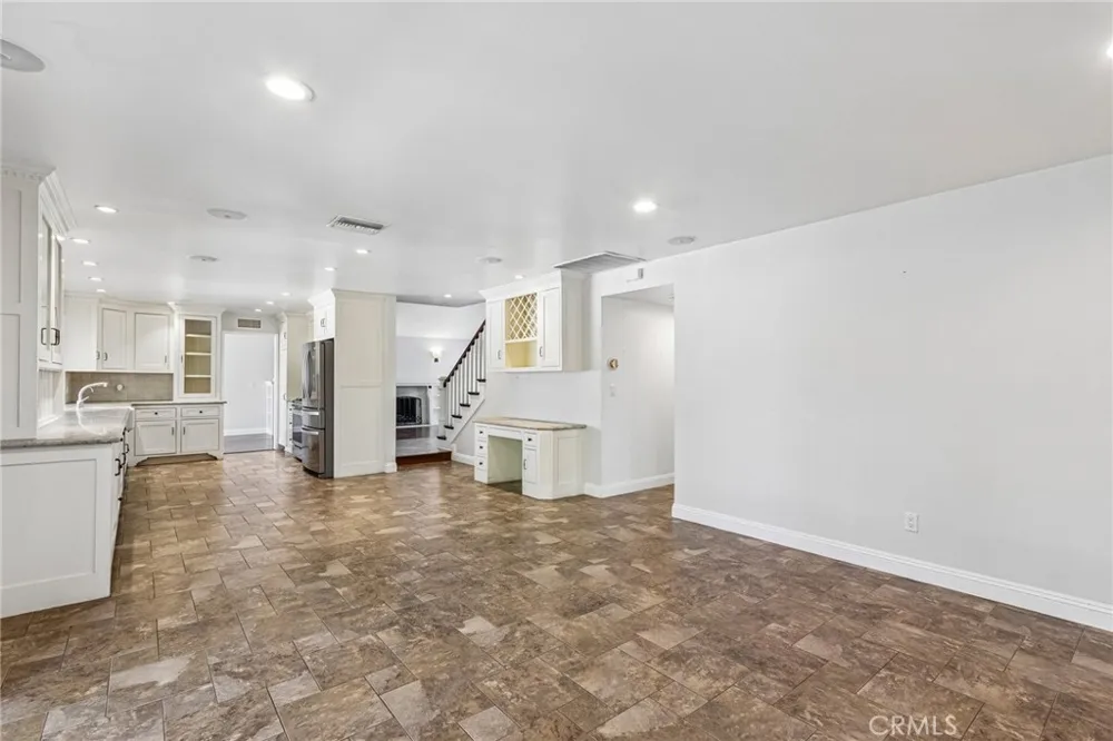 42 Kanan Road Oak Park, CA 91377