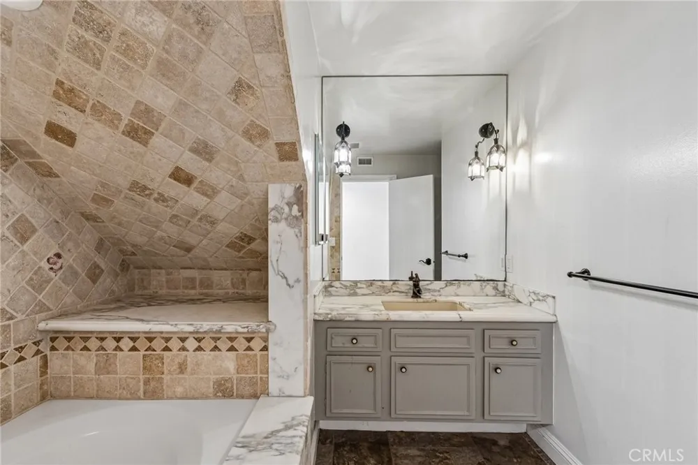 42 Kanan Road Oak Park, CA 91377