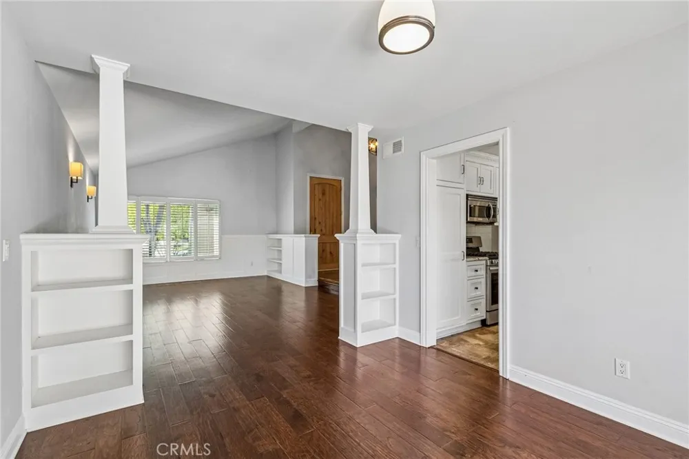 42 Kanan Road Oak Park, CA 91377