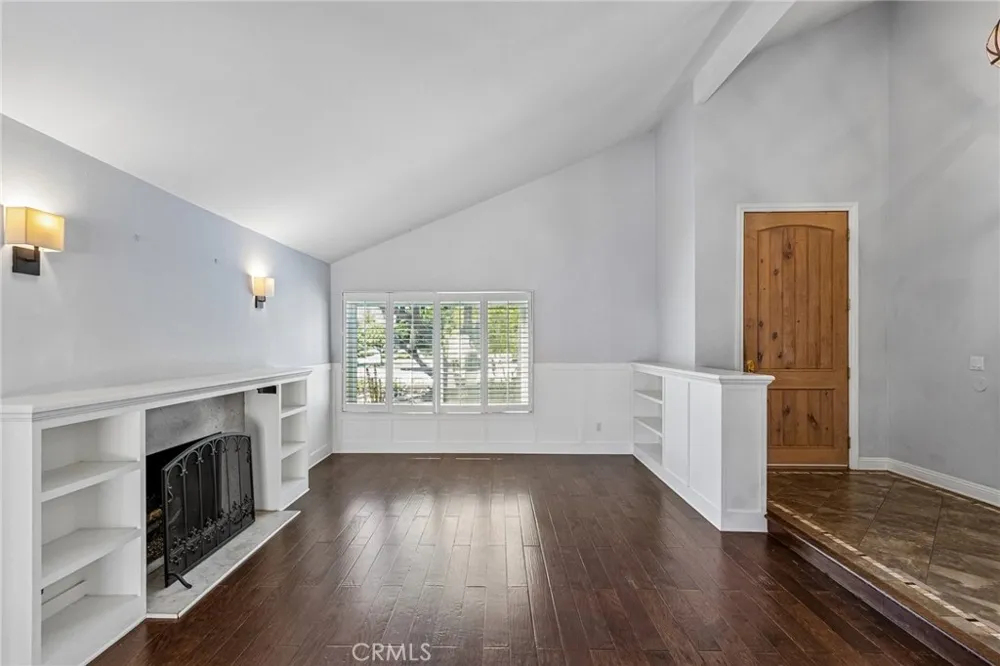 42 Kanan Road Oak Park, CA 91377
