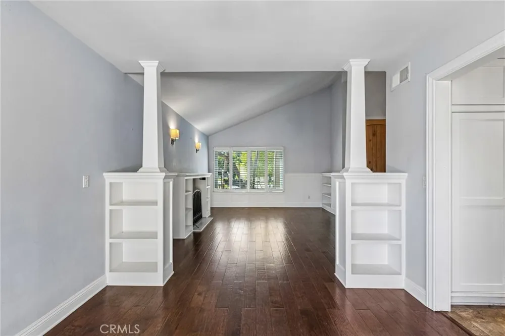 42 Kanan Road Oak Park, CA 91377