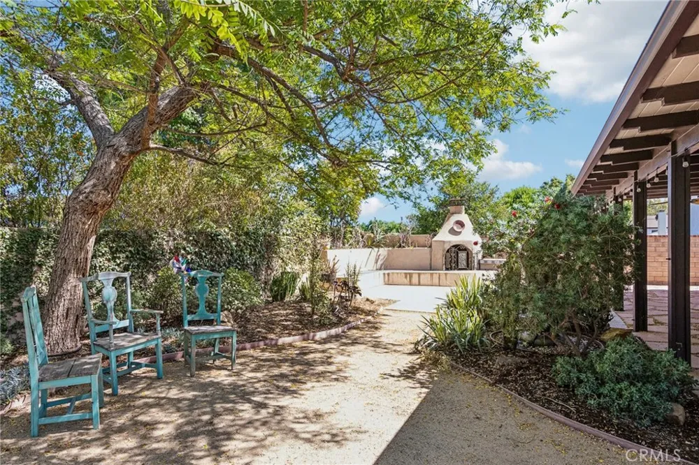 42 Kanan Road Oak Park, CA 91377