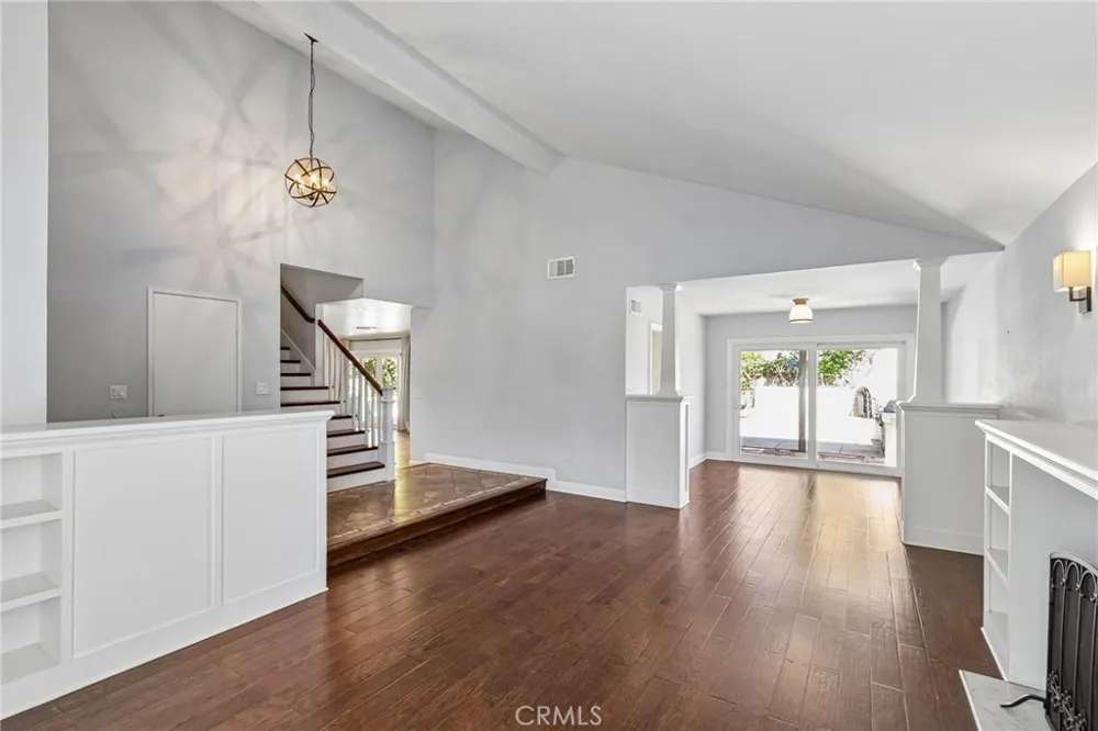 42 Kanan Road Oak Park, CA 91377
