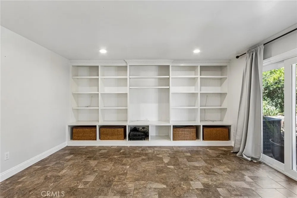 42 Kanan Road Oak Park, CA 91377