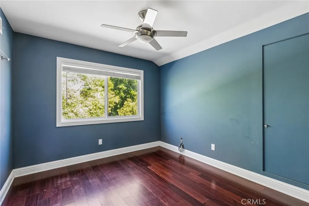 42 Kanan Road Oak Park, CA 91377