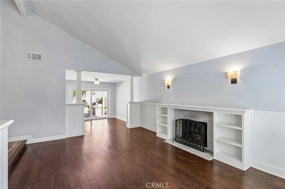 42 Kanan Road Oak Park, CA 91377