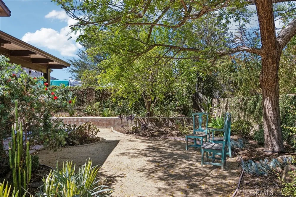 42 Kanan Road Oak Park, CA 91377
