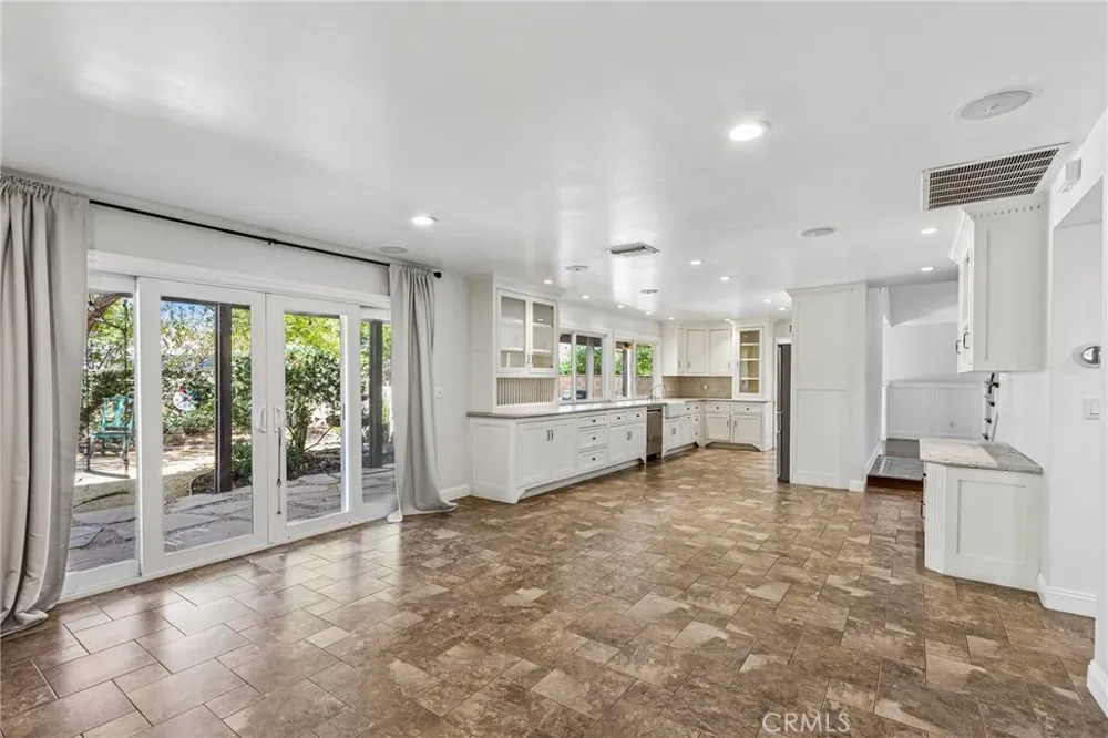 42 Kanan Road Oak Park, CA 91377