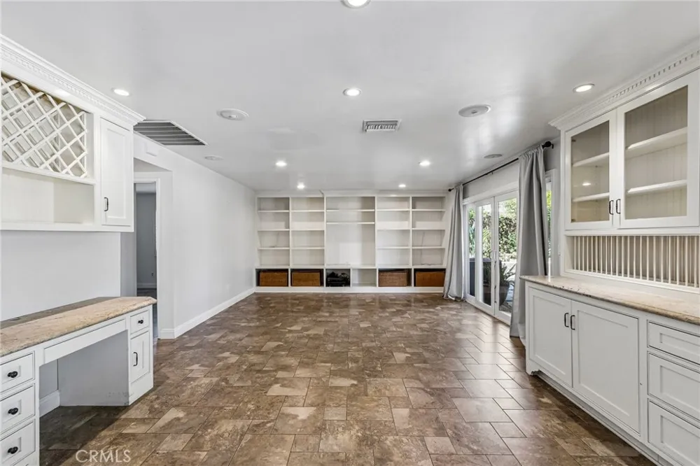 42 Kanan Road Oak Park, CA 91377