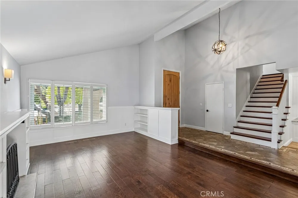 42 Kanan Road Oak Park, CA 91377