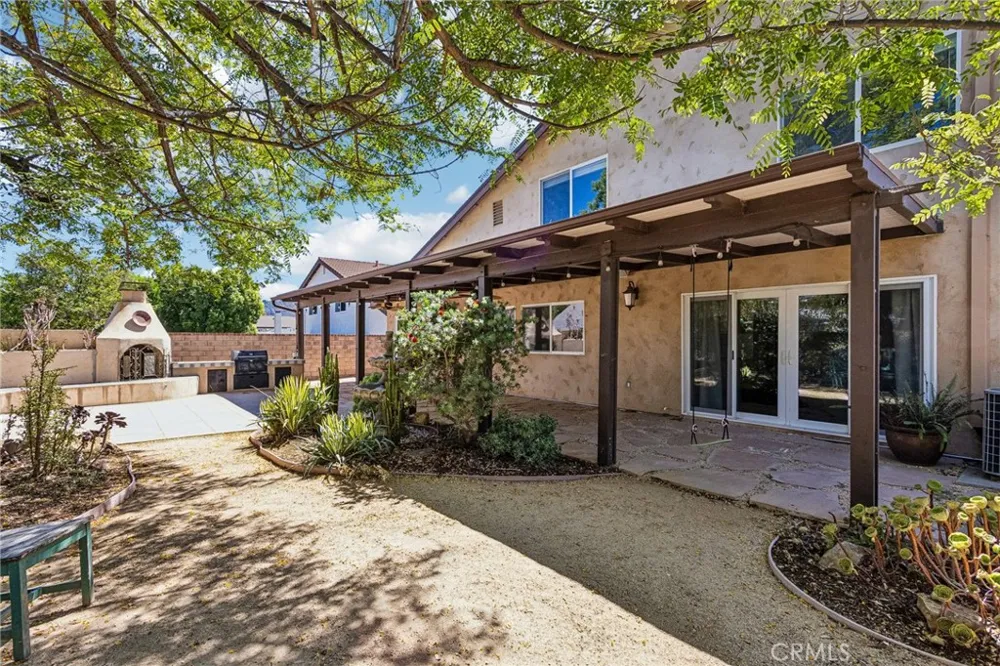 42 Kanan Road Oak Park, CA 91377