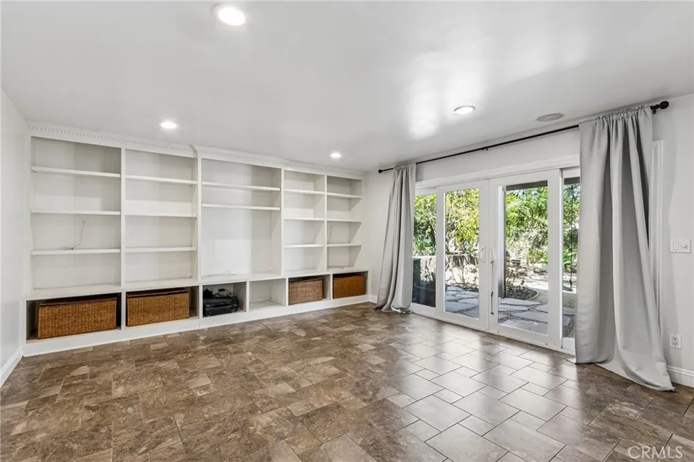 42 Kanan Road Oak Park, CA 91377