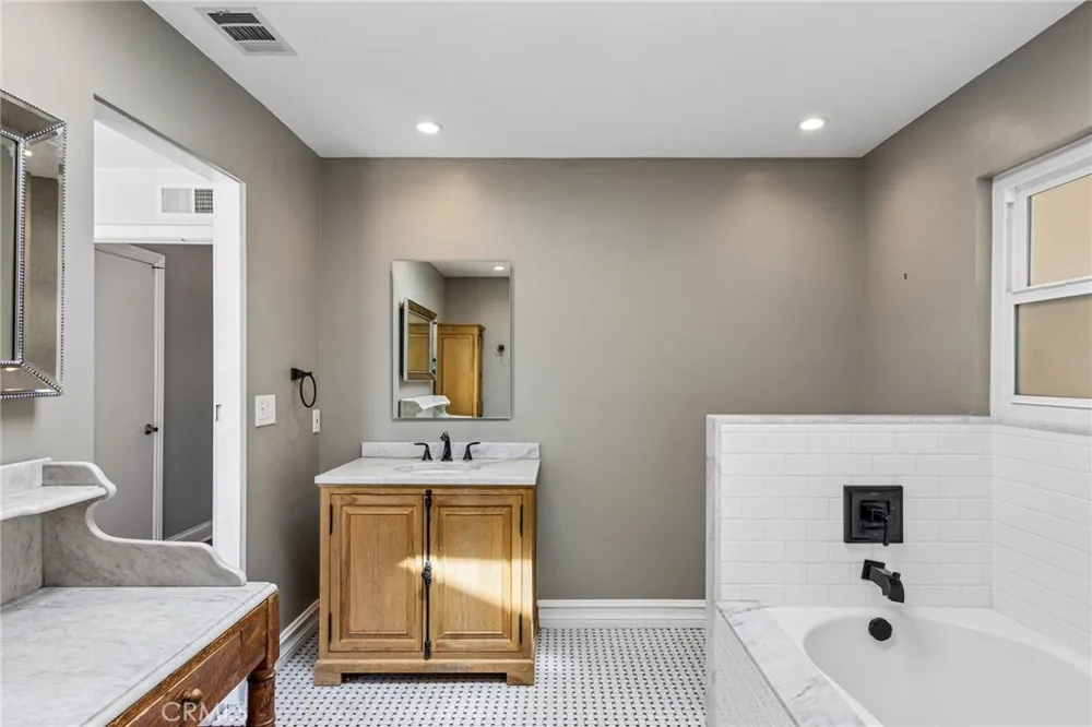 42 Kanan Road Oak Park, CA 91377