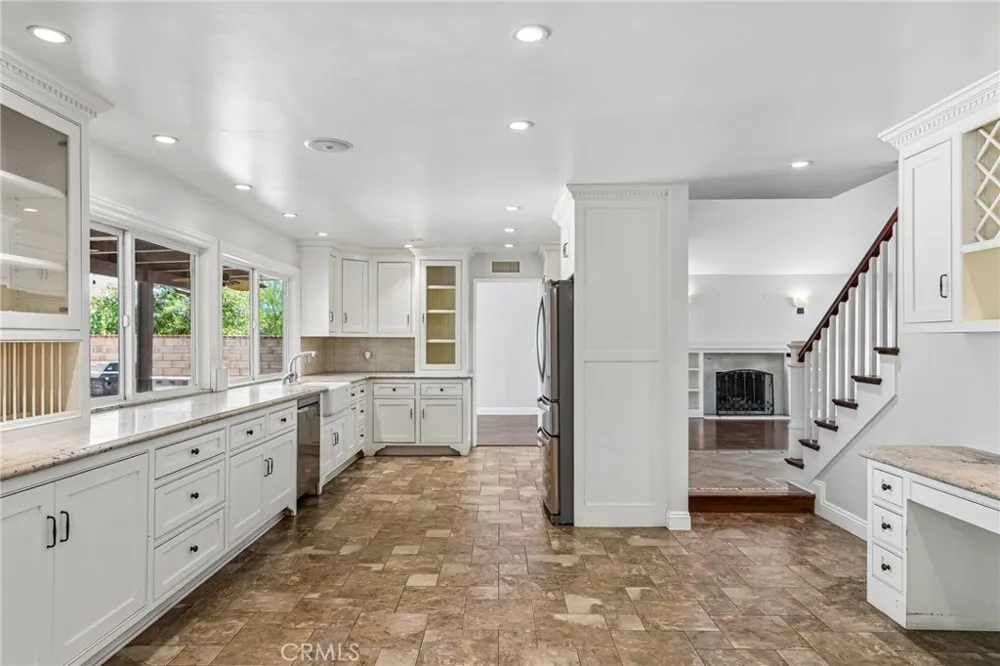 42 Kanan Road Oak Park, CA 91377