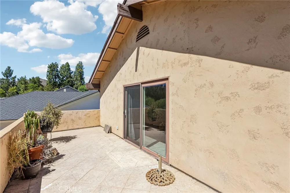 42 Kanan Road Oak Park, CA 91377
