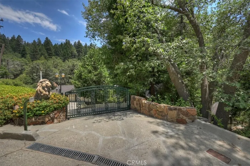 31221 Old City Creek Running Springs, CA 92382