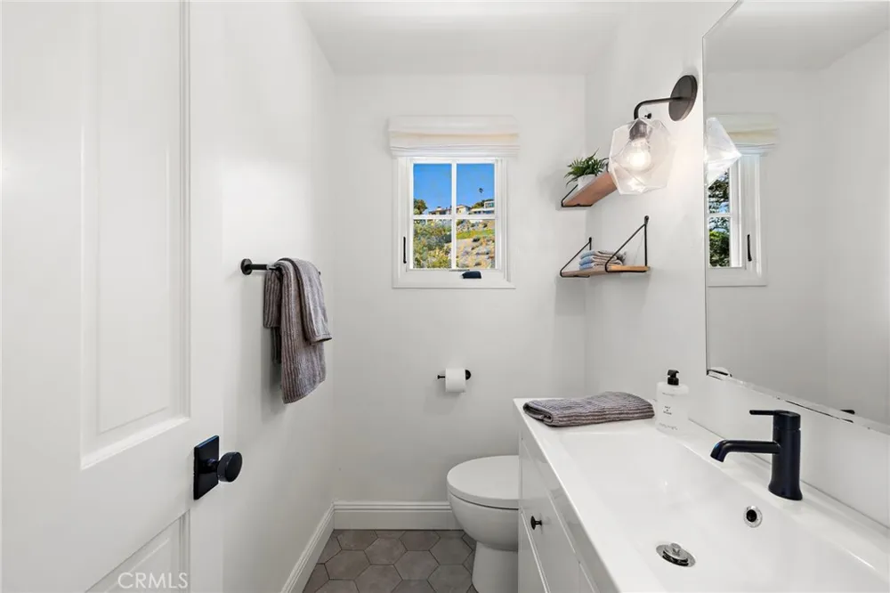 916 Bluebird Canyon Drive Laguna Beach, CA 92651