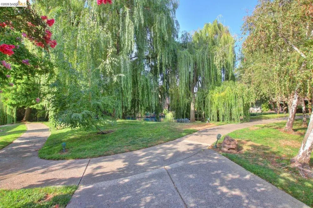 2400 Larkspur LN #264 Sacramento, CA 95825