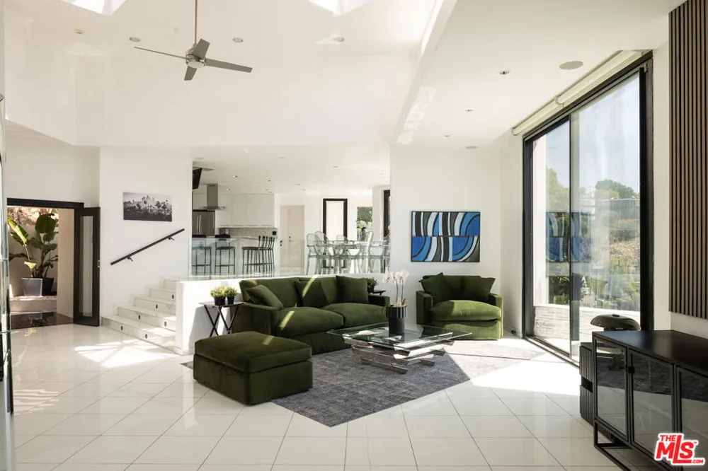 2231 Sunset Plaza Drive Los Angeles, CA 90069