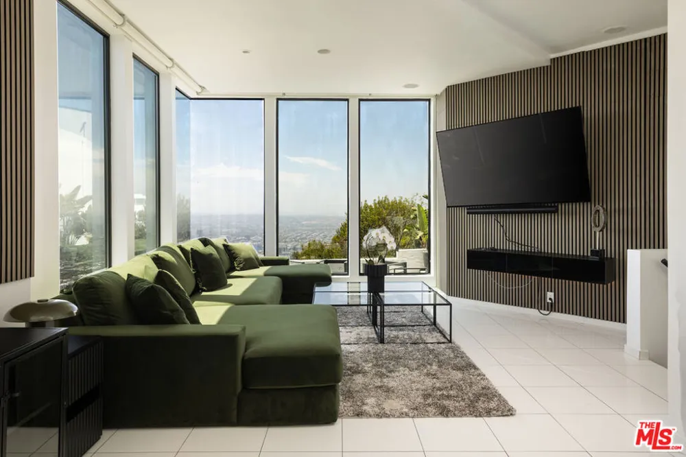 2231 Sunset Plaza Drive Los Angeles, CA 90069