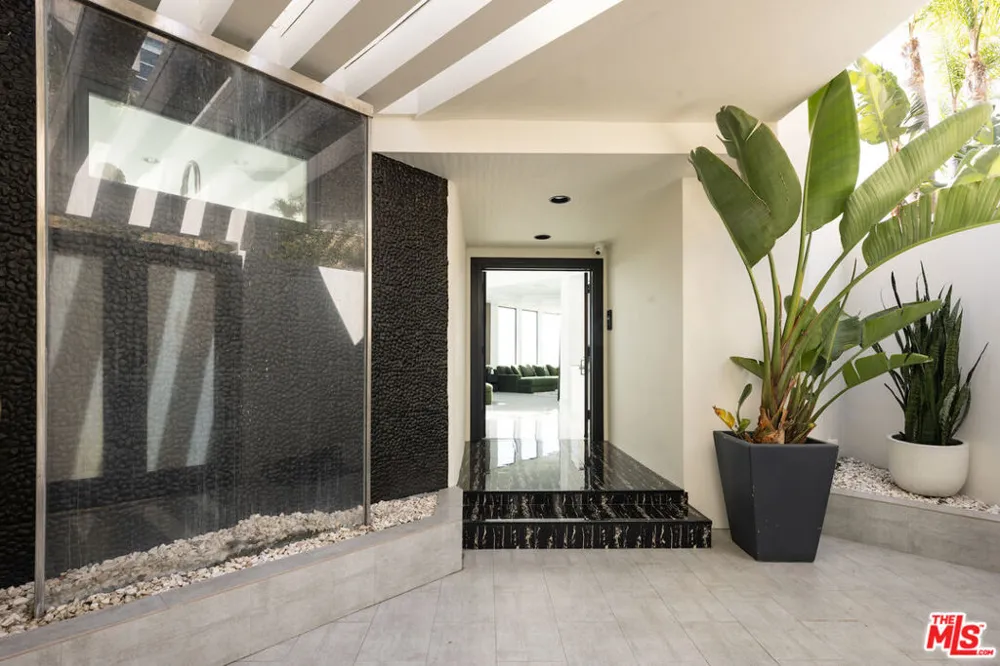 2231 Sunset Plaza Drive Los Angeles, CA 90069