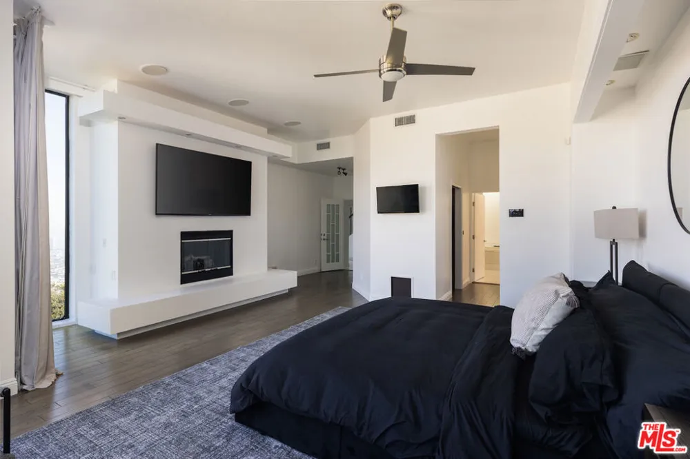 2231 Sunset Plaza Drive Los Angeles, CA 90069