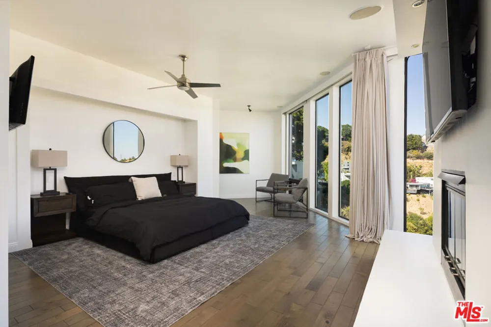 2231 Sunset Plaza Drive Los Angeles, CA 90069