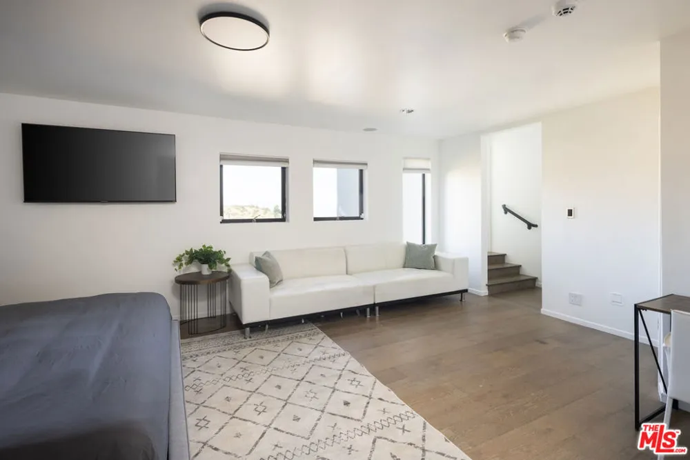 2231 Sunset Plaza Drive Los Angeles, CA 90069