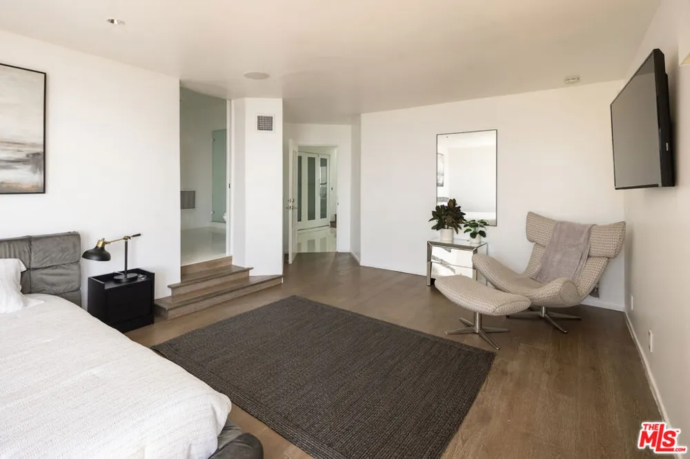 2231 Sunset Plaza Drive Los Angeles, CA 90069