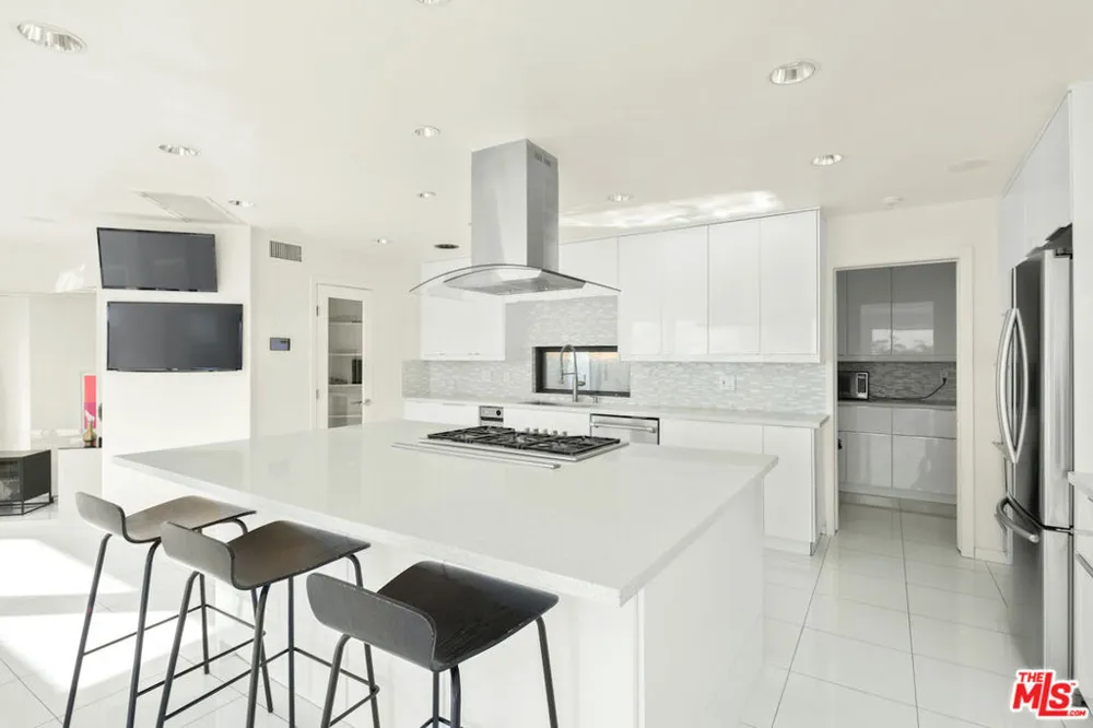 2231 Sunset Plaza Drive Los Angeles, CA 90069