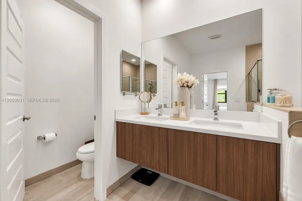 10533 NW 78th Ter Doral, FL 33178
