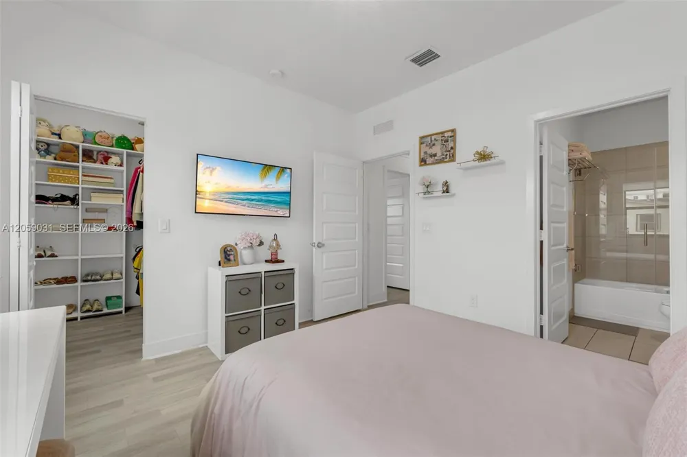10533 NW 78th Ter Doral, FL 33178