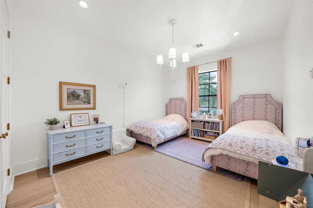 215 W 34th Street Houston, TX 77018