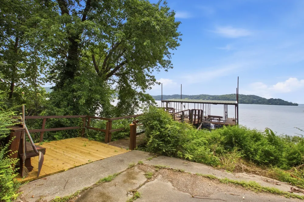 421 Bluff Point Ln Waverly, TN 37185