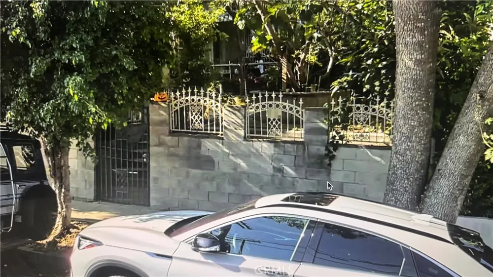 5233 Irvington Los Angeles, CA 90042