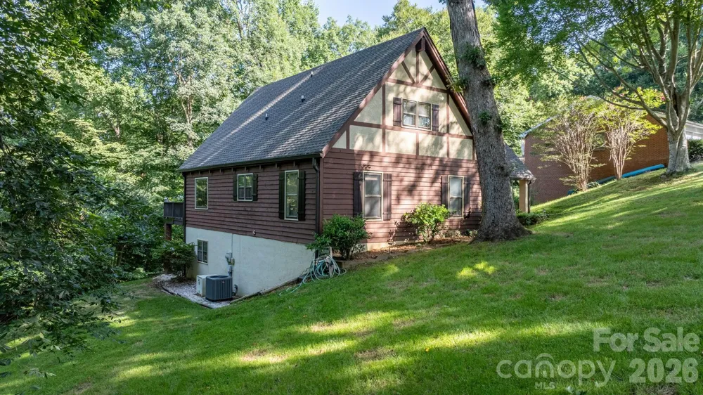 5562 Clearlake Drive Hickory, NC 28601