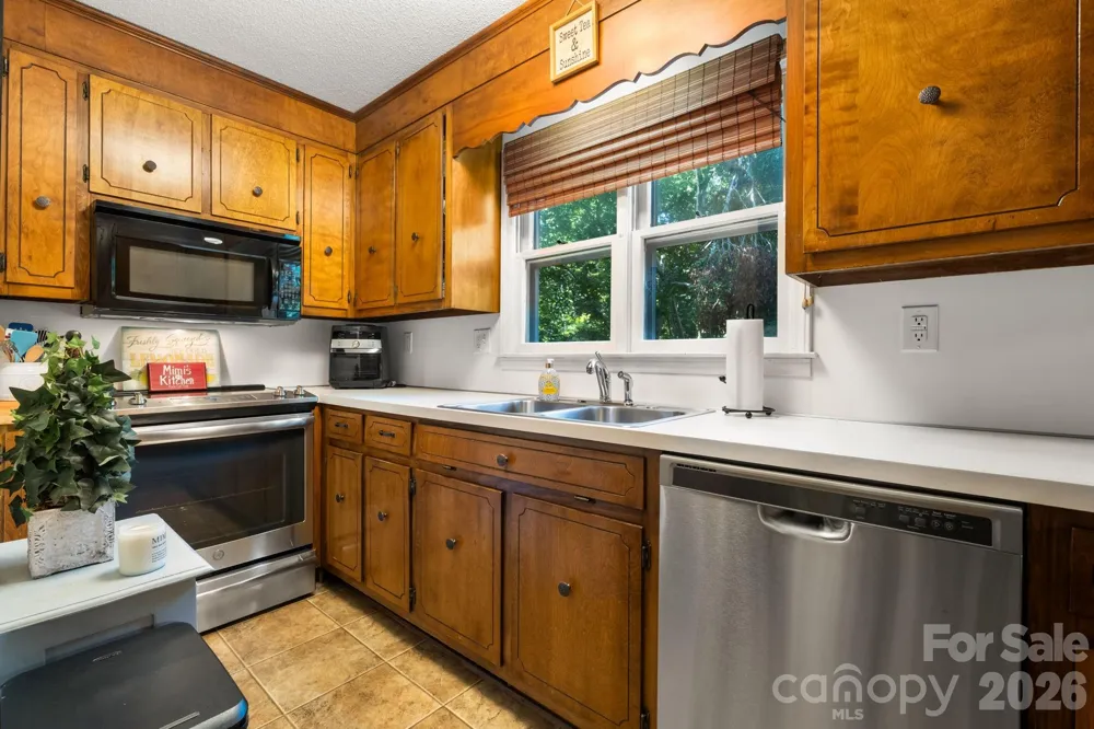 5562 Clearlake Drive Hickory, NC 28601