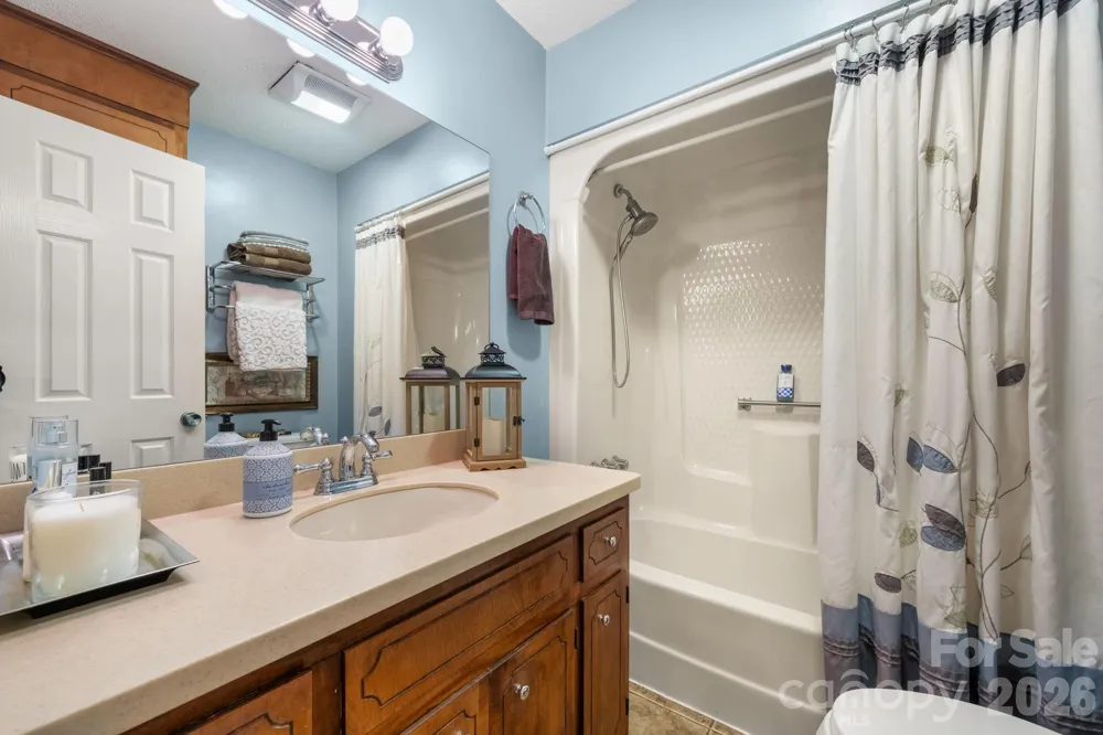 5562 Clearlake Drive Hickory, NC 28601