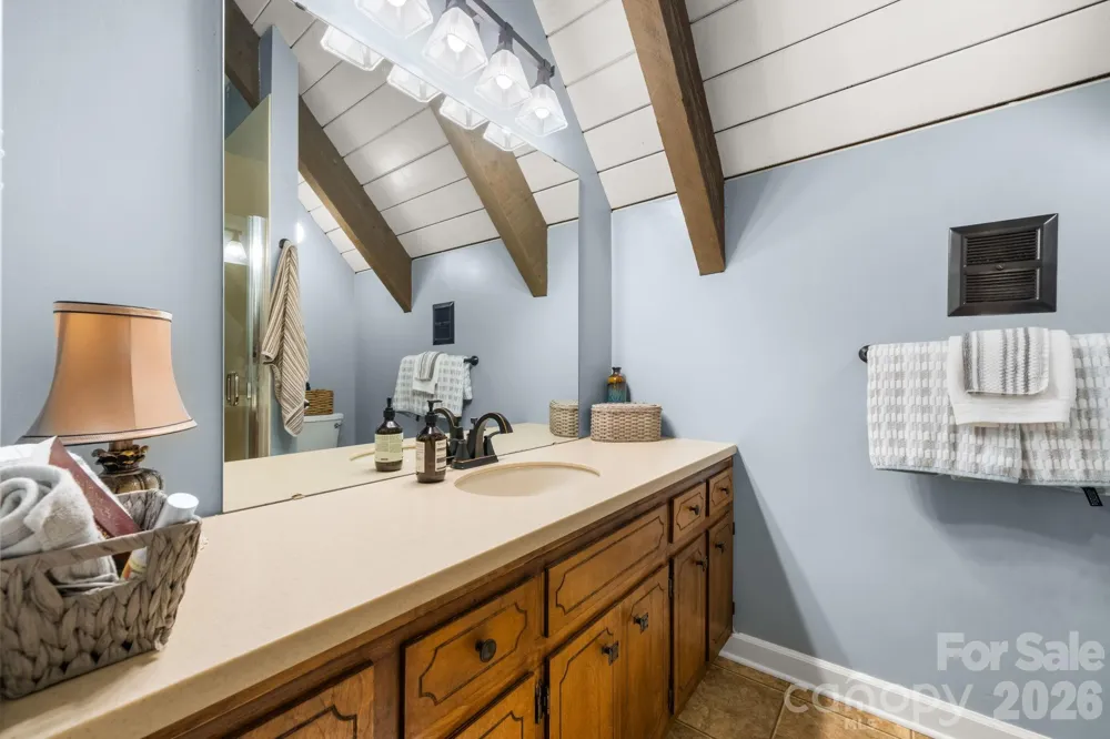 5562 Clearlake Drive Hickory, NC 28601