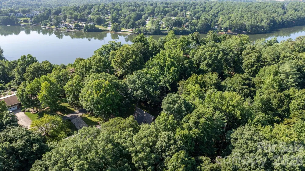 5562 Clearlake Drive Hickory, NC 28601