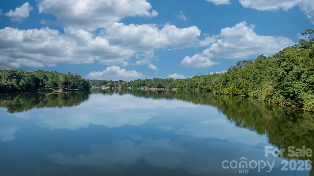5562 Clearlake Drive Hickory, NC 28601