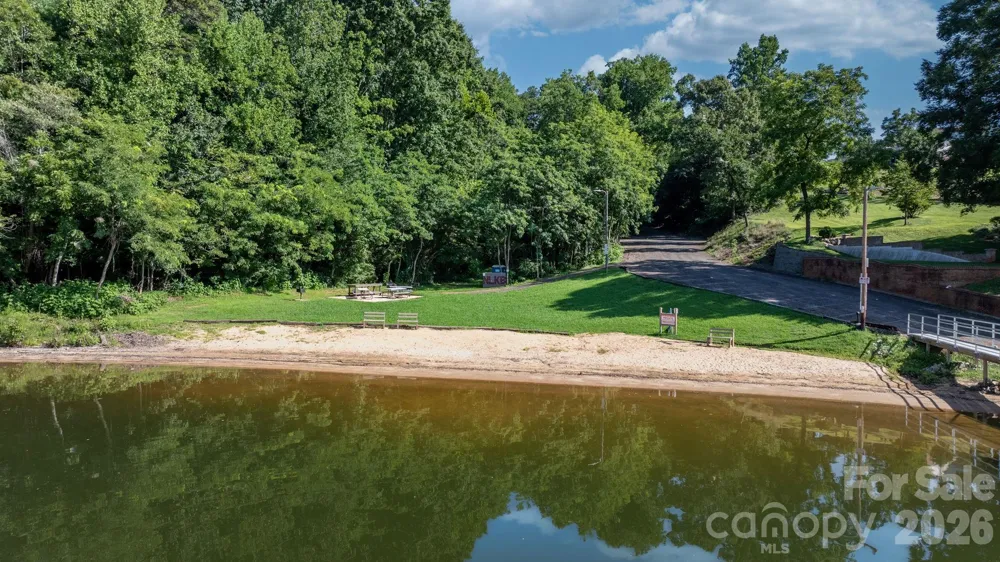 5562 Clearlake Drive Hickory, NC 28601