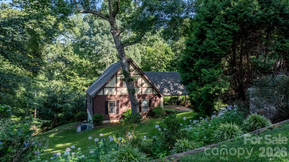 5562 Clearlake Drive Hickory, NC 28601