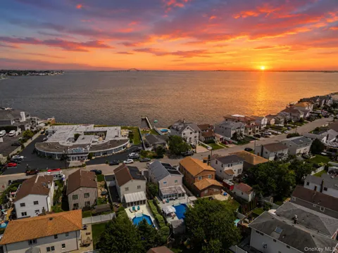 32 Yacht Club Road