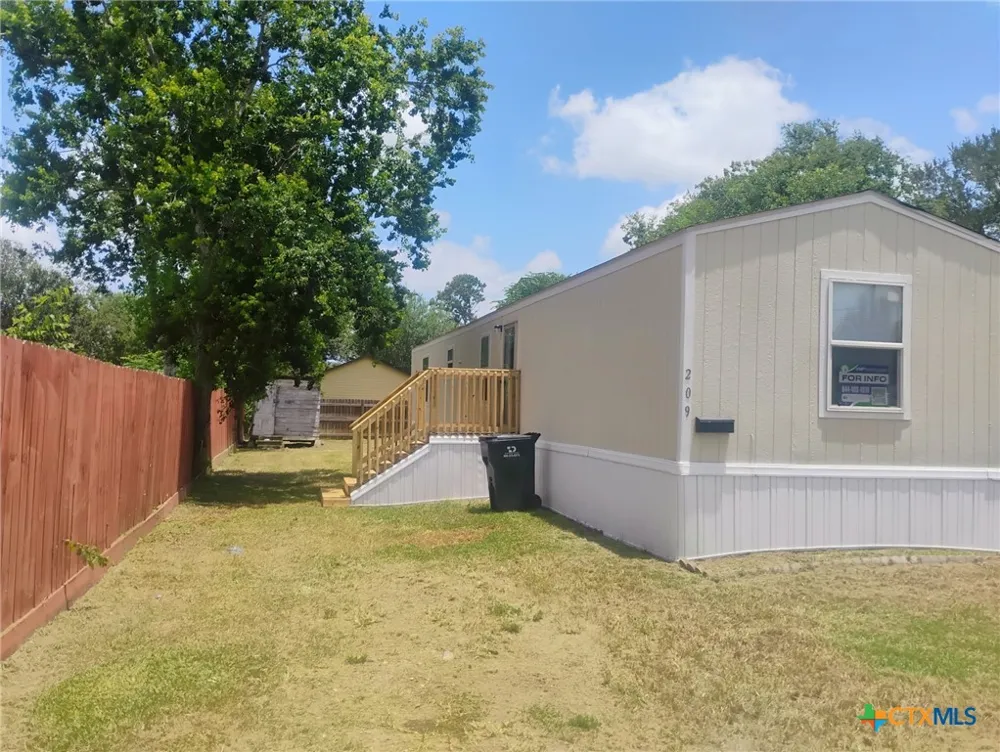 209 Olive El Campo, TX 77437